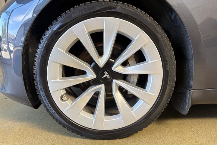 Grå Tesla Model 3 fra 2022