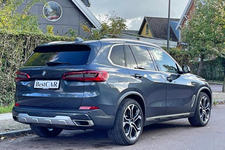 Grå BMW X5 fra 2019