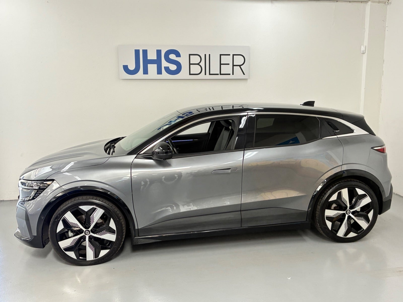 Grå Renault Megane E-Tech fra 2024