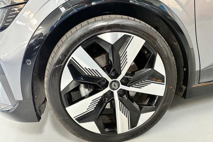 Grå Renault Megane E-Tech fra 2024