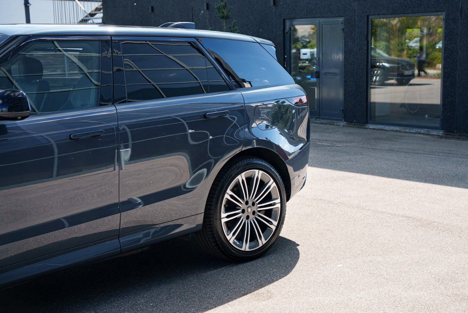 Blå Land Rover Range Rover sport fra 2023