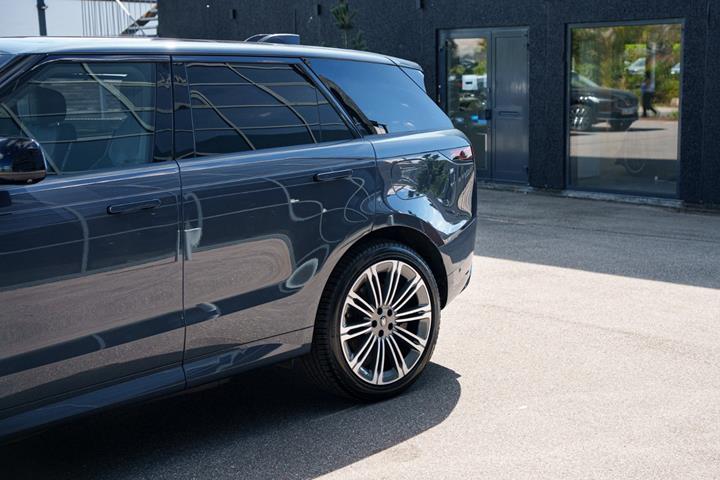 Blå Land Rover Range Rover sport fra 2023
