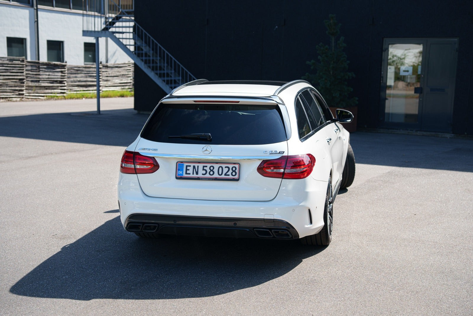 Gul Mercedes C63 fra 2017