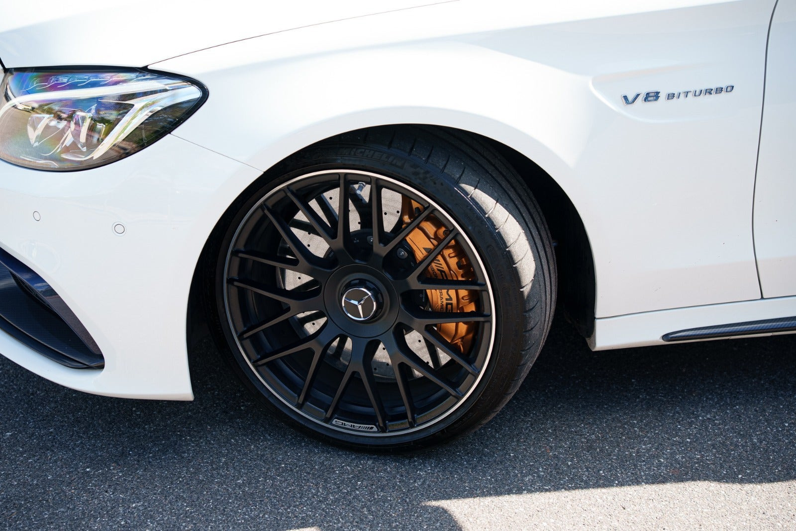 Gul Mercedes C63 fra 2017