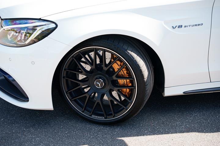 Gul Mercedes C63 fra 2017