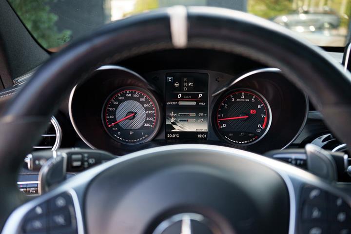 Gul Mercedes C63 fra 2017