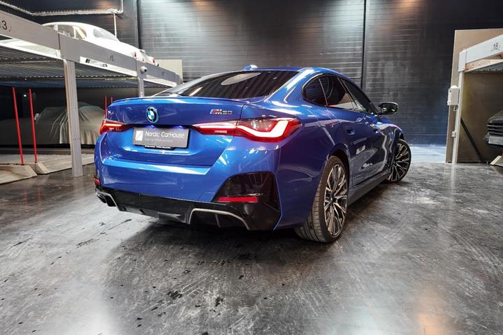 Blå BMW i4 fra 2023