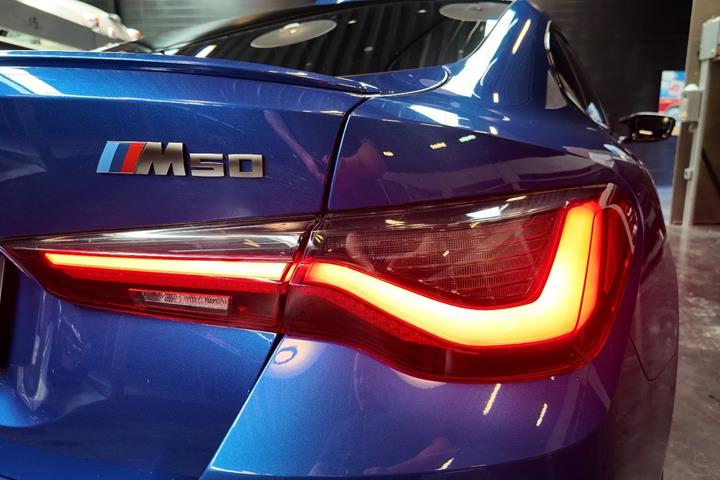 Blå BMW i4 fra 2023