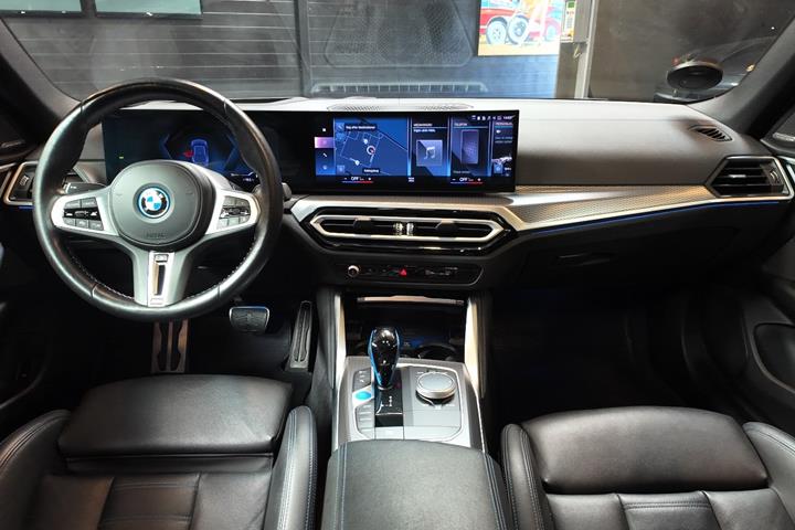 Blå BMW i4 fra 2023
