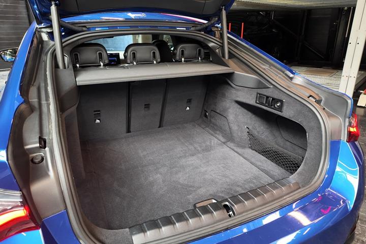 Blå BMW i4 fra 2023