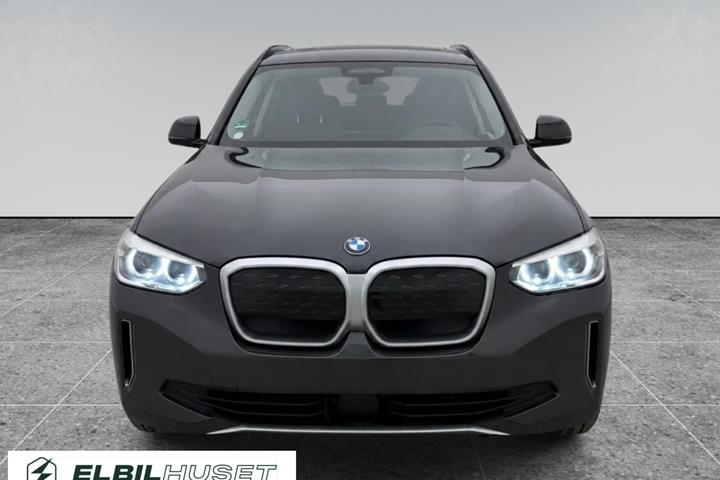 Grå BMW iX3 fra 2021