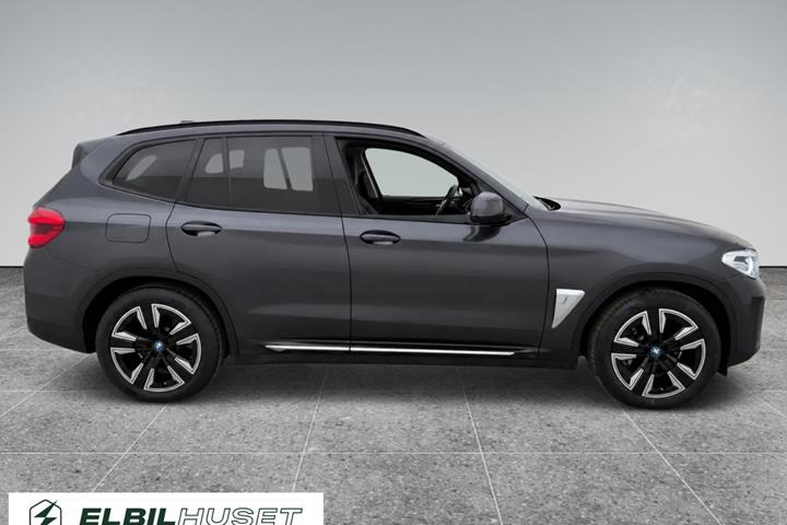 Grå BMW iX3 fra 2021