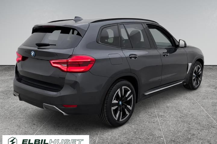 Grå BMW iX3 fra 2021