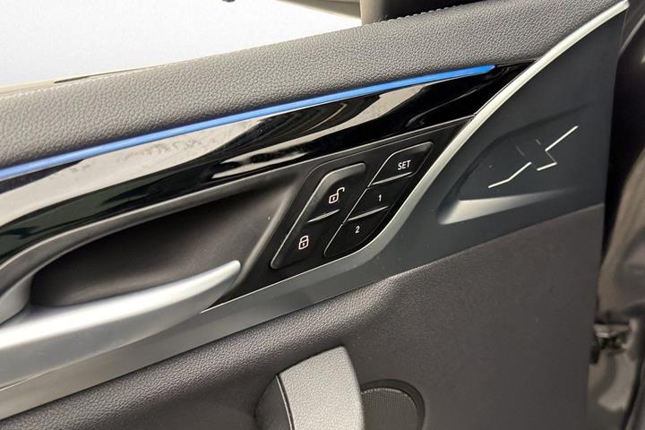 Grå BMW iX3 fra 2021
