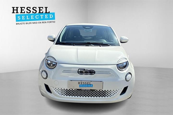 Hvid Fiat 500e fra 2023