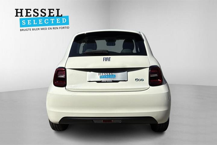 Hvid Fiat 500e fra 2023