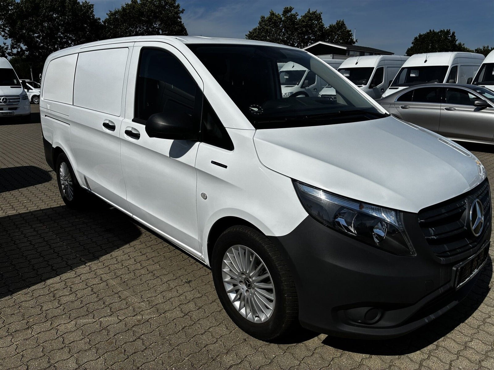 Hvid Mercedes eVito 129 fra 2021