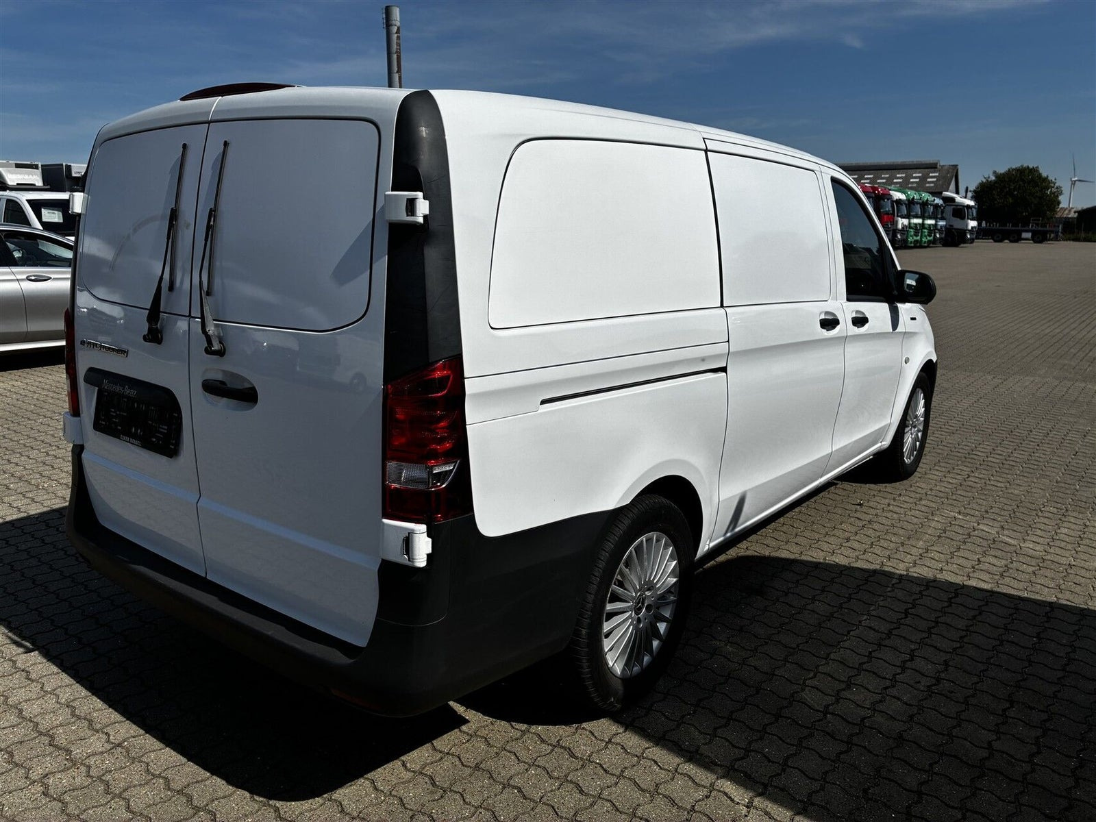 Hvid Mercedes eVito 129 fra 2021