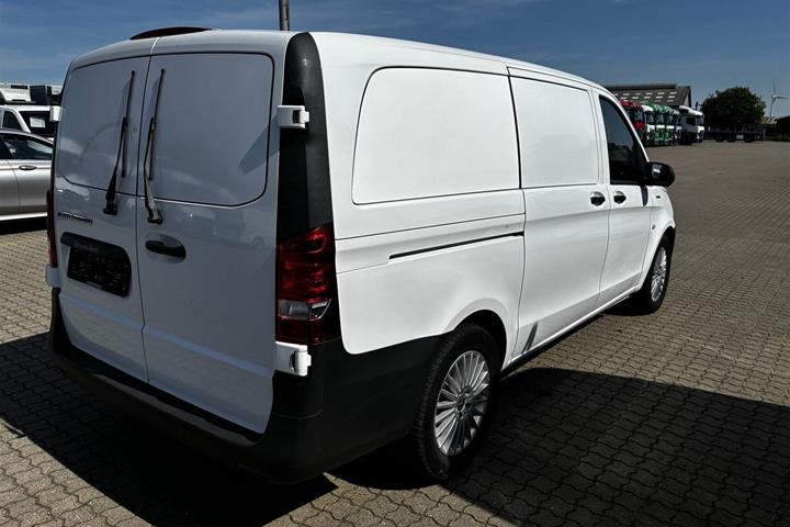 Hvid Mercedes eVito 129 fra 2021