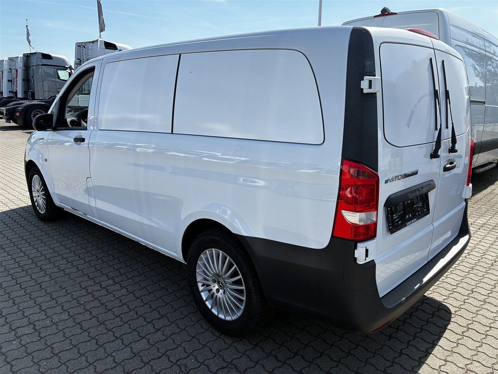 Hvid Mercedes eVito 129 fra 2021