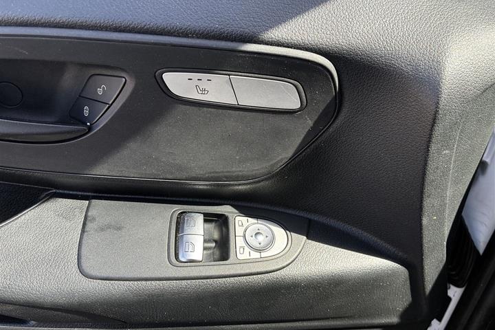 Hvid Mercedes eVito 129 fra 2021