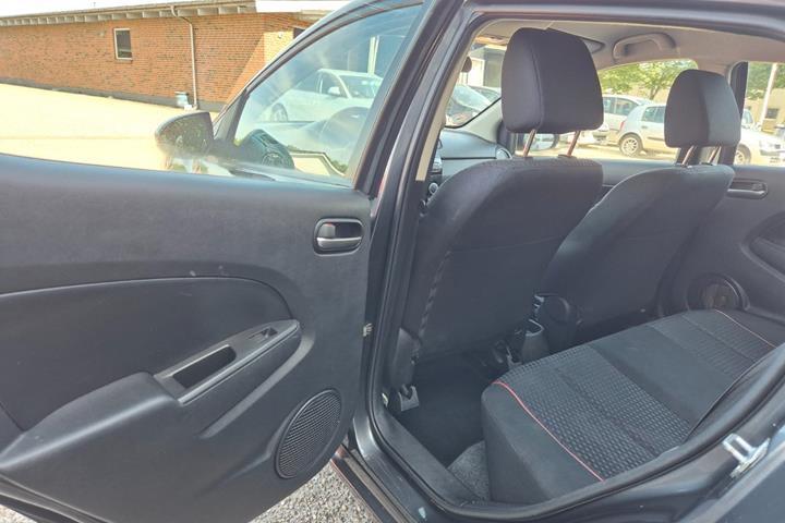 Grøn Mazda 2 fra 2012