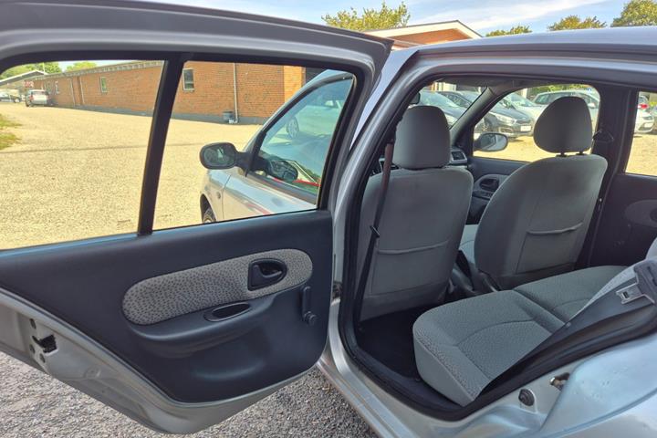 Grøn Renault Clio II fra 2006
