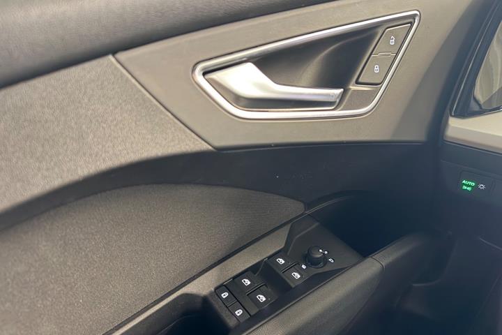 Grå Audi Q4 e-tron fra 2022