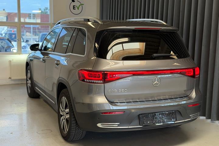Grå Mercedes EQB250 fra 2023
