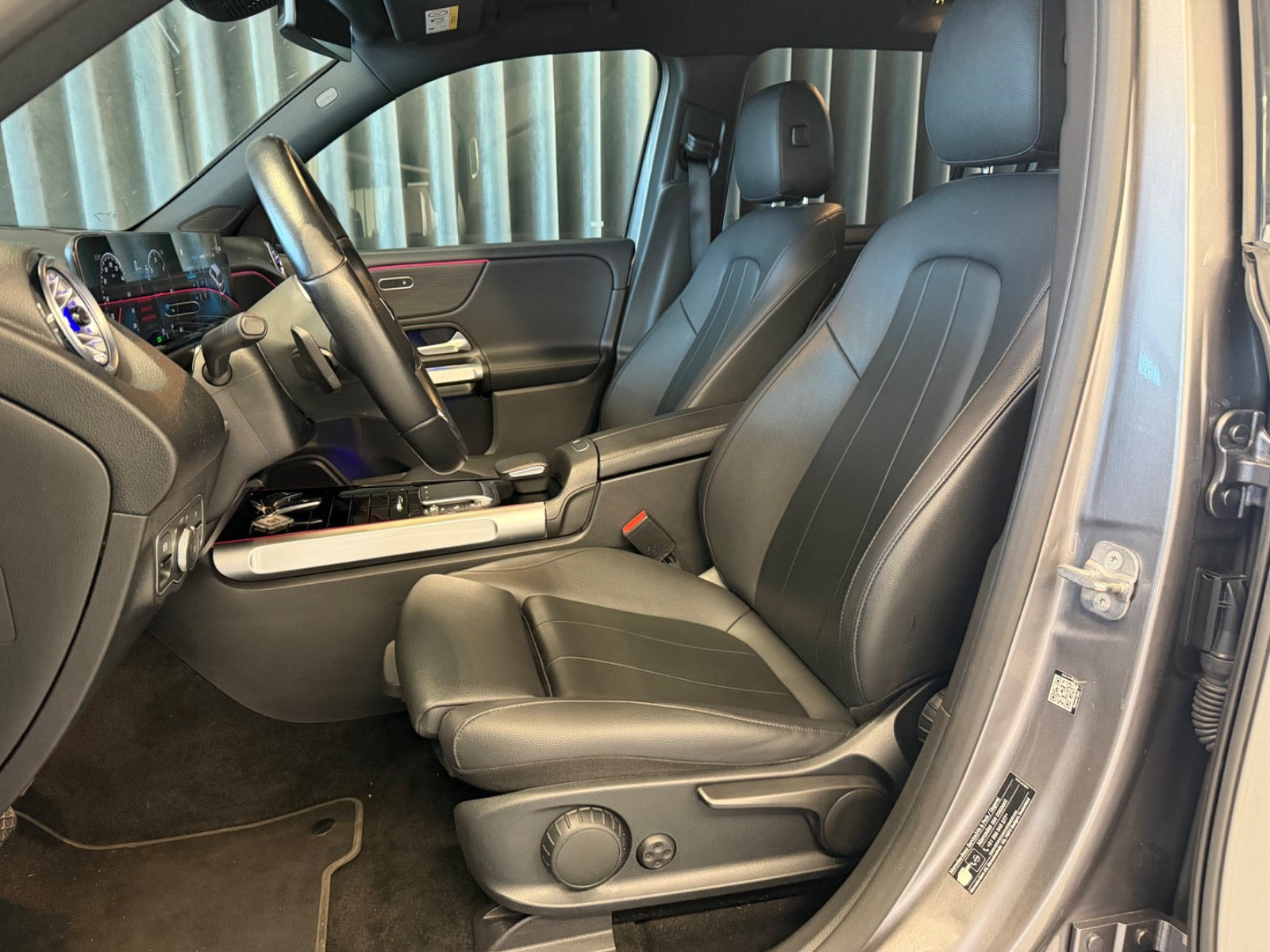 Grå Mercedes EQB250 fra 2023