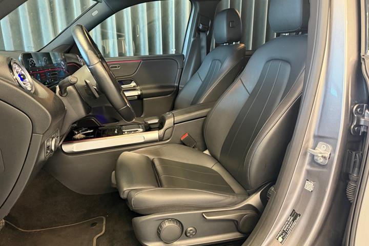 Grå Mercedes EQB250 fra 2023