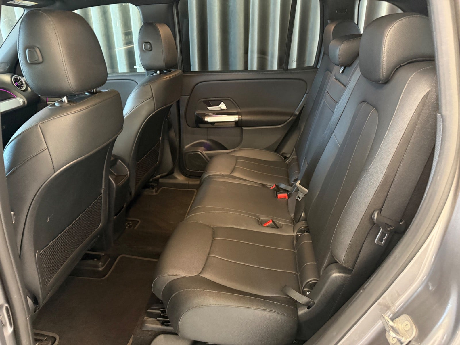 Grå Mercedes EQB250 fra 2023