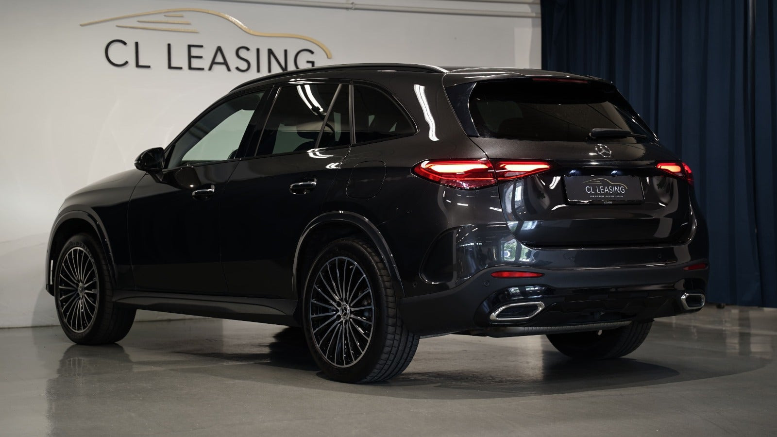 Grå Mercedes GLC400 e fra 2024