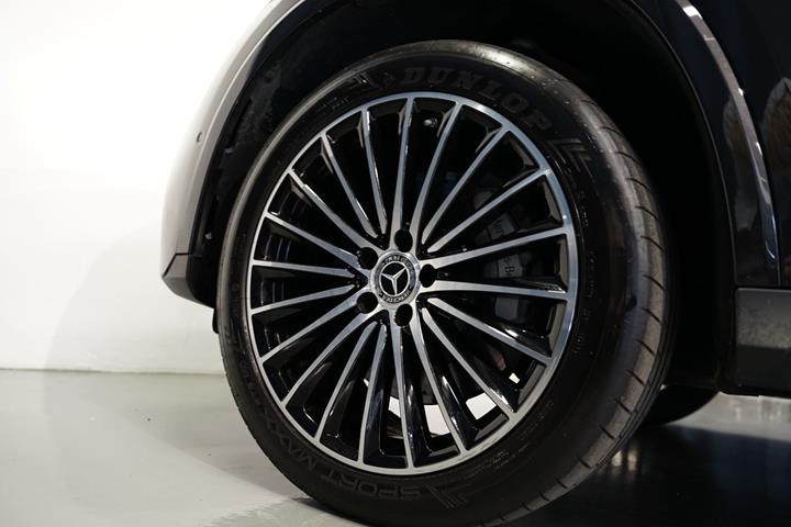 Grå Mercedes GLC400 e fra 2024