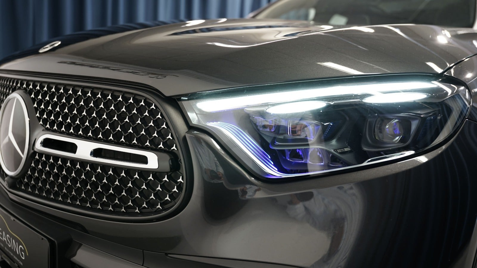 Grå Mercedes GLC400 e fra 2024
