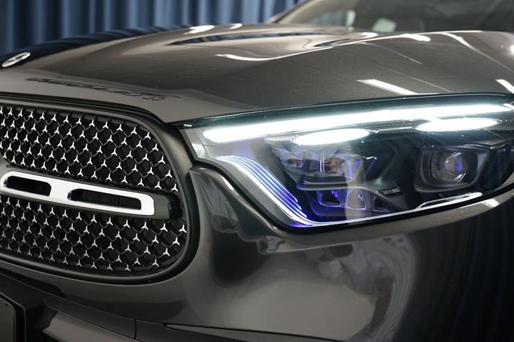 Grå Mercedes GLC400 e fra 2024