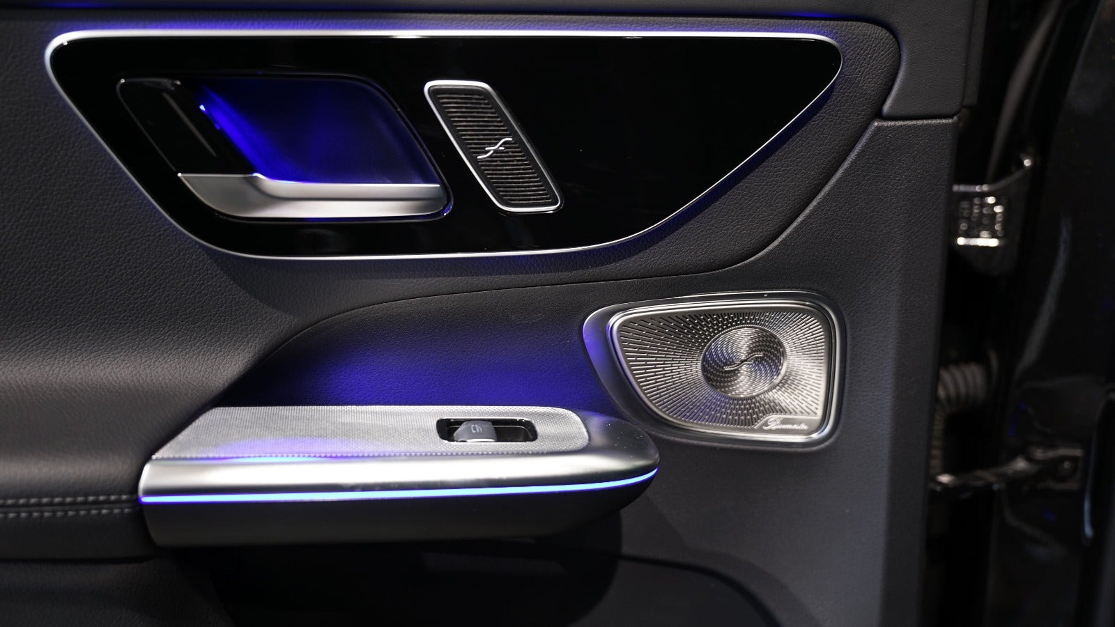 Grå Mercedes GLC400 e fra 2024