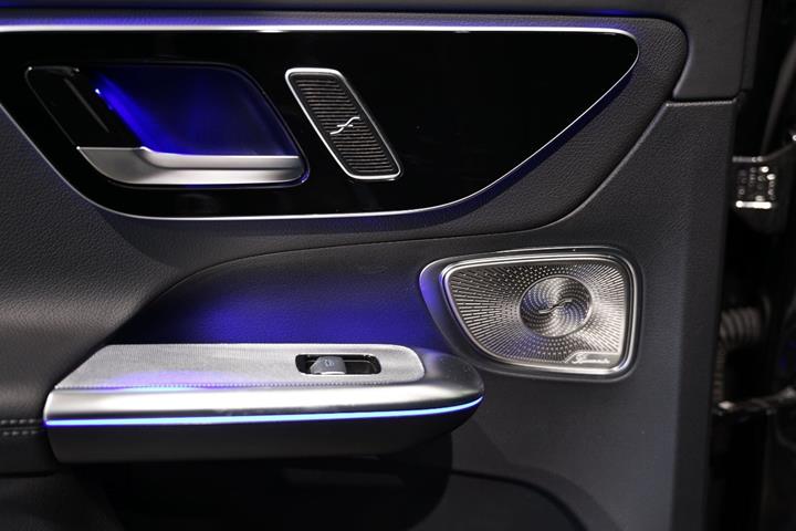 Grå Mercedes GLC400 e fra 2024