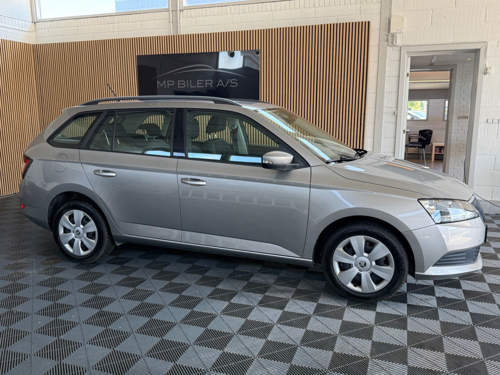 Beige Skoda Fabia fra 2019