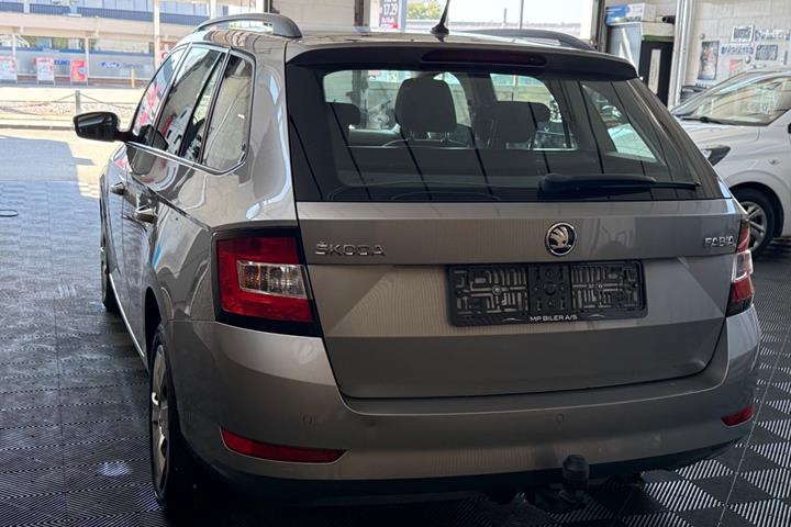 Beige Skoda Fabia fra 2019