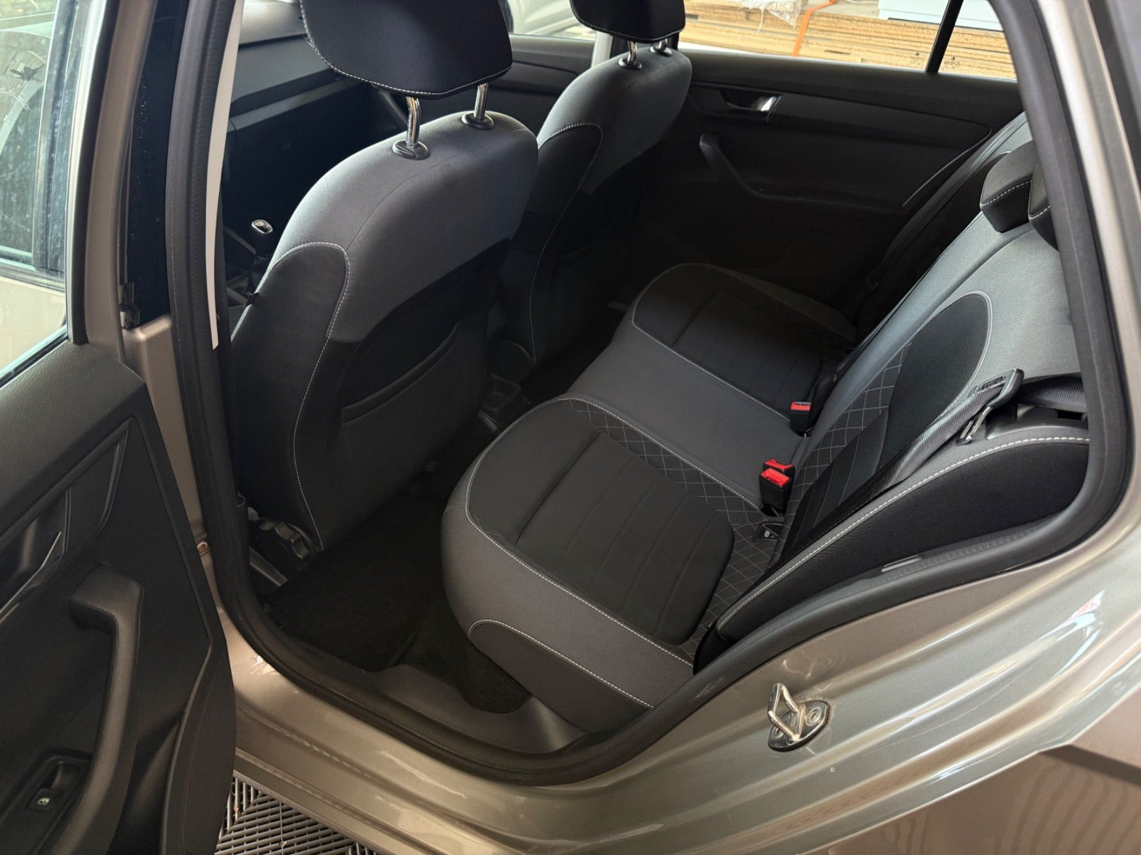 Beige Skoda Fabia fra 2019