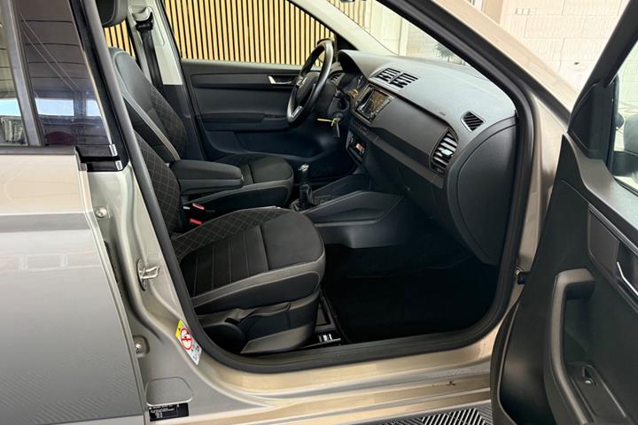 Beige Skoda Fabia fra 2019
