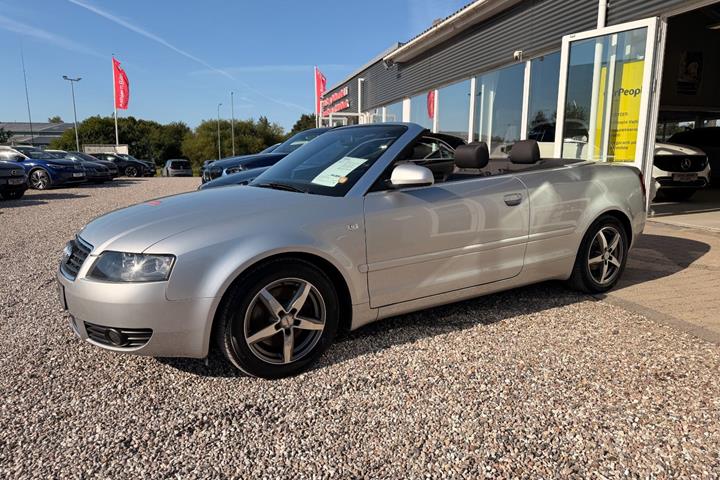 Sølv Audi A4 fra 2003 set udefra