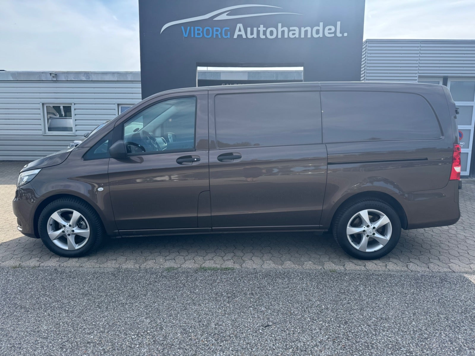 Brun Mercedes Vito 114 fra 2016