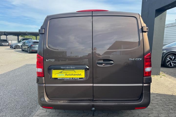 Brun Mercedes Vito 114 fra 2016