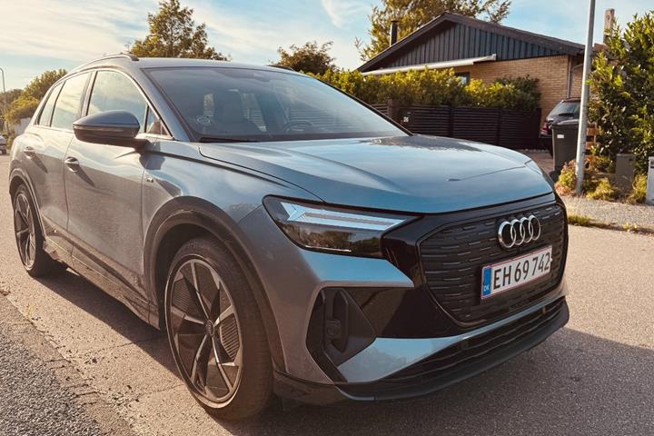 Blå Audi Q4 e-tron fra 2022 set udefra