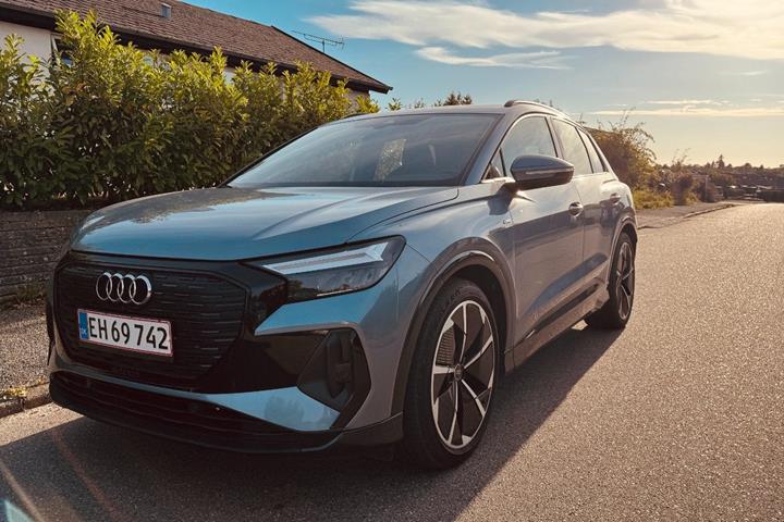 Blå Audi Q4 e-tron fra 2022