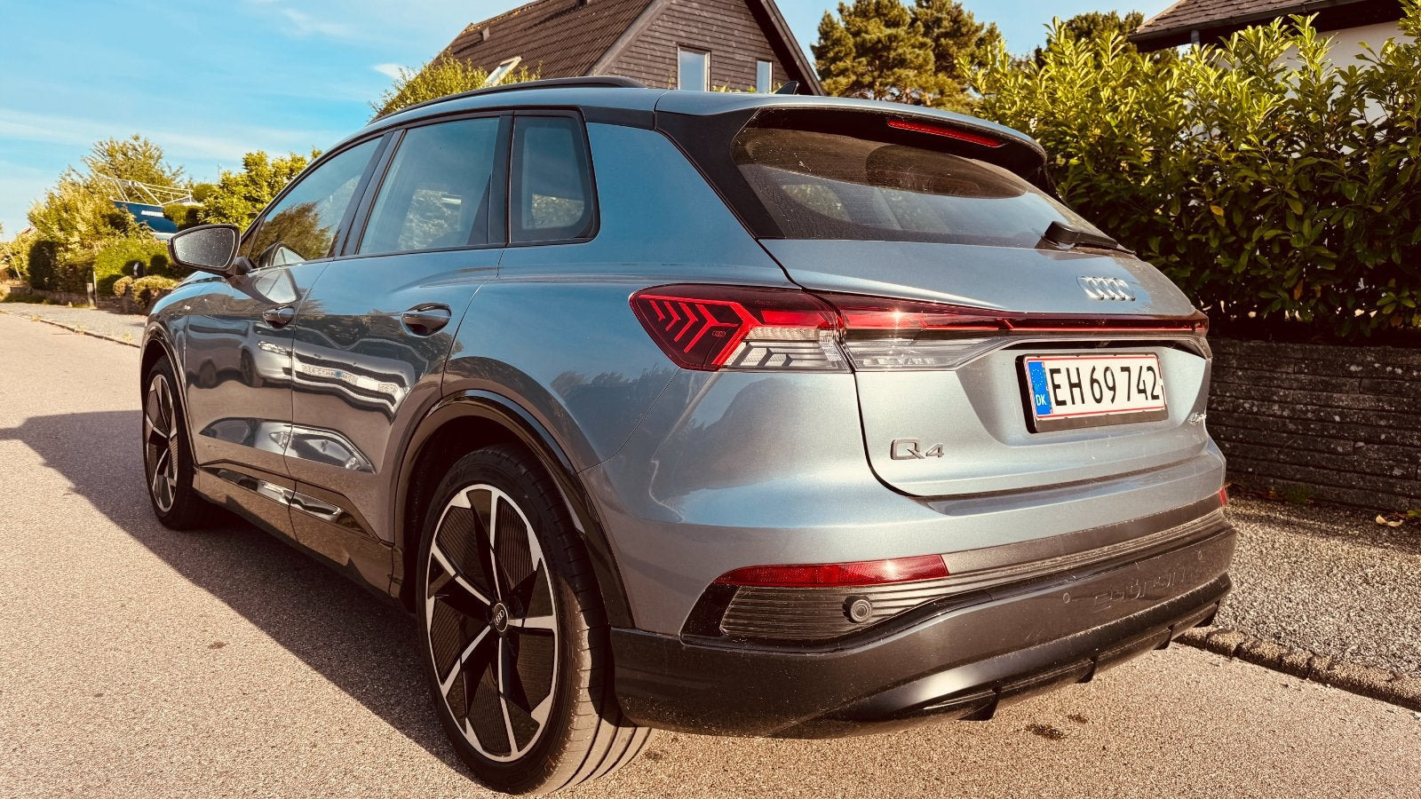 Blå Audi Q4 e-tron fra 2022