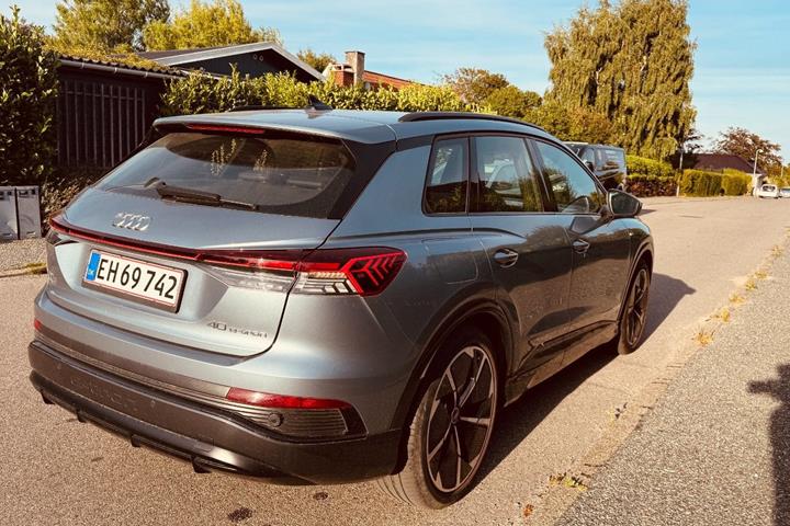 Blå Audi Q4 e-tron fra 2022