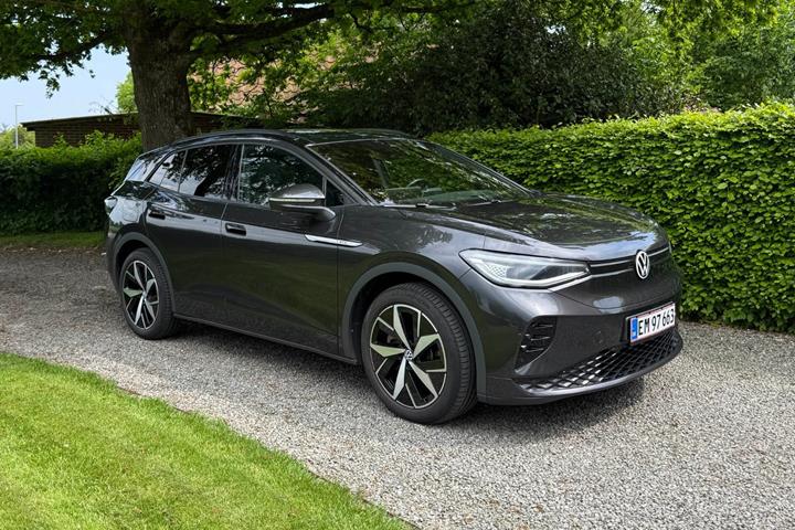 Sort VW ID.4 fra 2022 set udefra